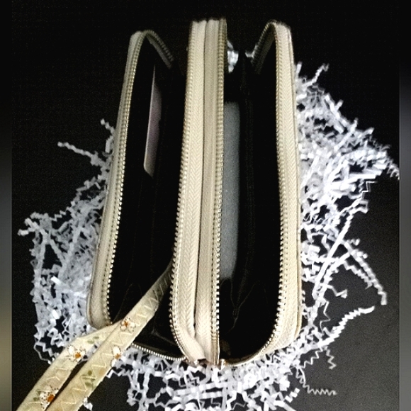 Super Cute Brushed Floral Spring & Summer Wallet / Wristlet - Picture 4 of 12